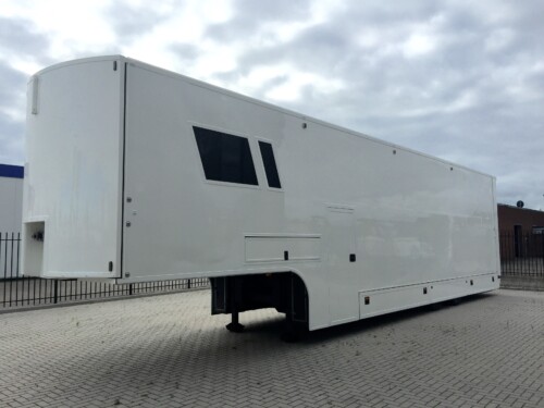 Racetrailer: 2 large awnings