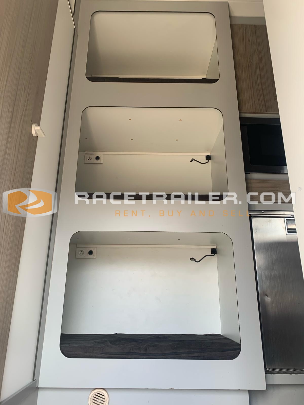 RENAULT RACE TRUCK MOTORHOME - market.racetrailer.com